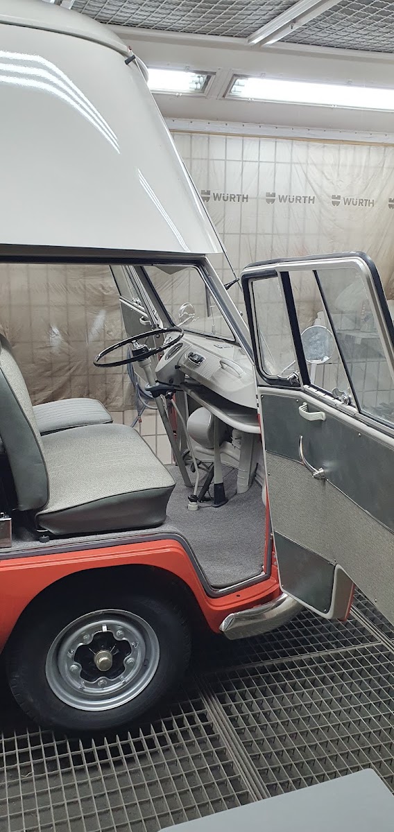 Innenraum eines klassischen VW Bus während der Neupolsterung von Sitzen und Teppichboden