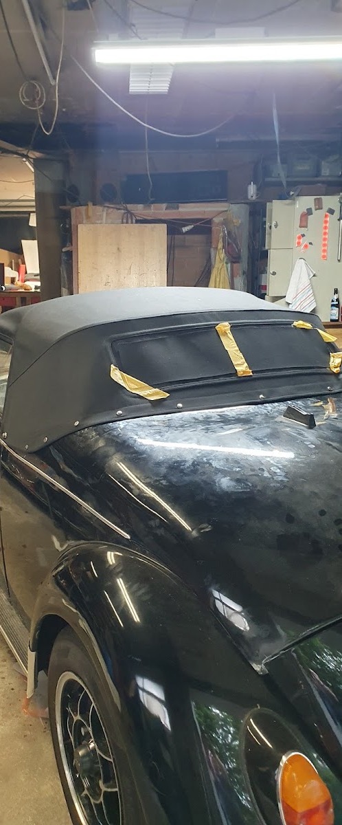 Neues schwarzes Verdeck an einem klassischen VW Käfer Cabrio