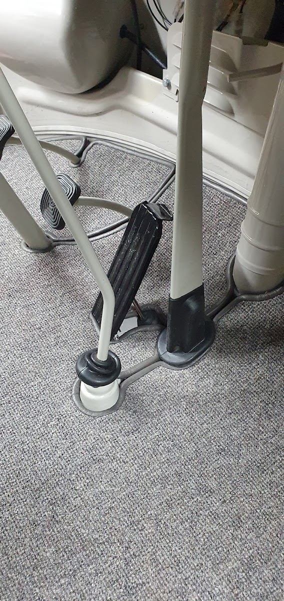 Detailaufnahme von Pedalen und neuem Teppichboden im restaurierten Fahrzeug