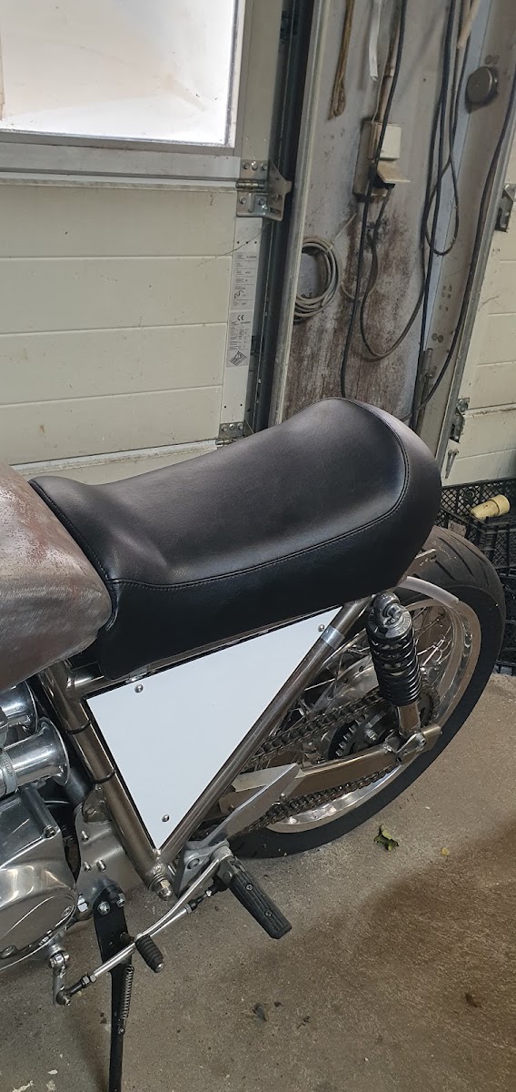 Neu gepolsterte Sitzbank an einem Custom-Motorrad
